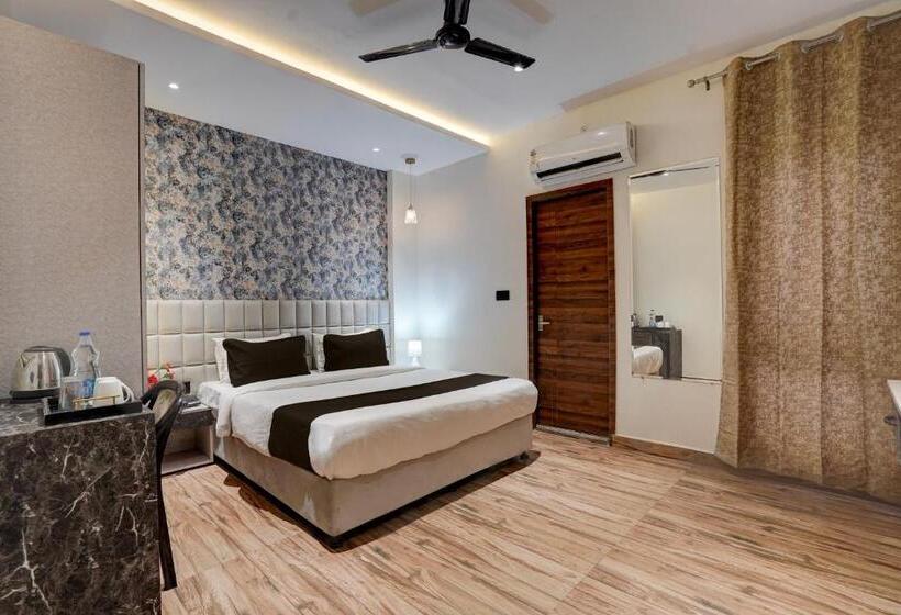 Трехместный Номер Классика, Townhouse Oak Hotel Comfortable Inn