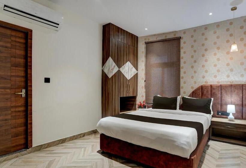 Трехместный Номер Классика, Townhouse Oak Hotel Comfortable Inn