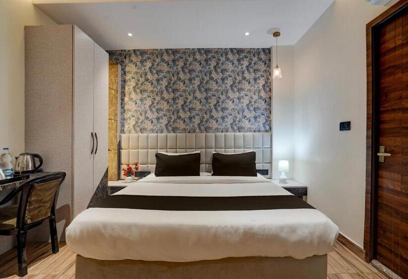 Трехместный Номер Классика, Townhouse Oak Hotel Comfortable Inn