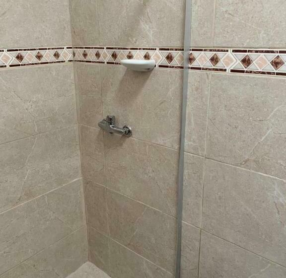 غرفة قياسية, American