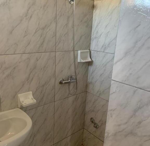 غرفة قياسية ثلاثية, American