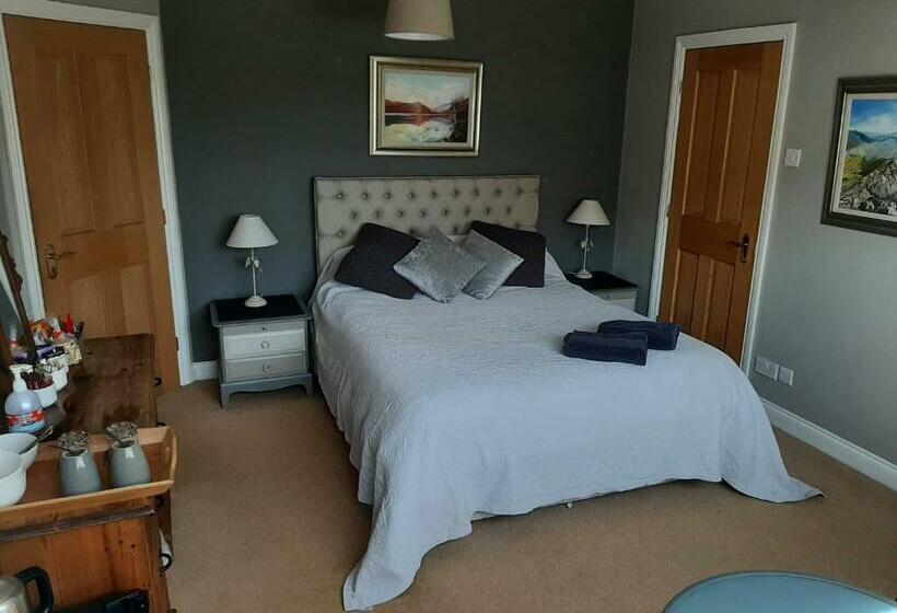 غرفة قياسية, The Coach House