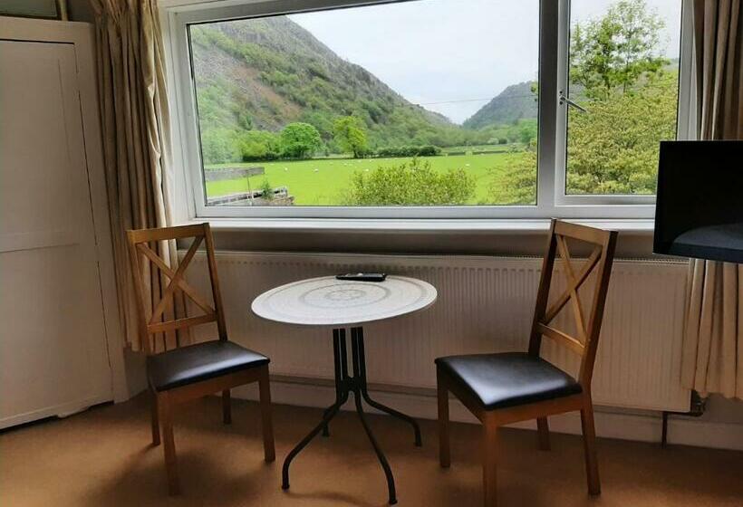 غرفة قياسية, The Coach House