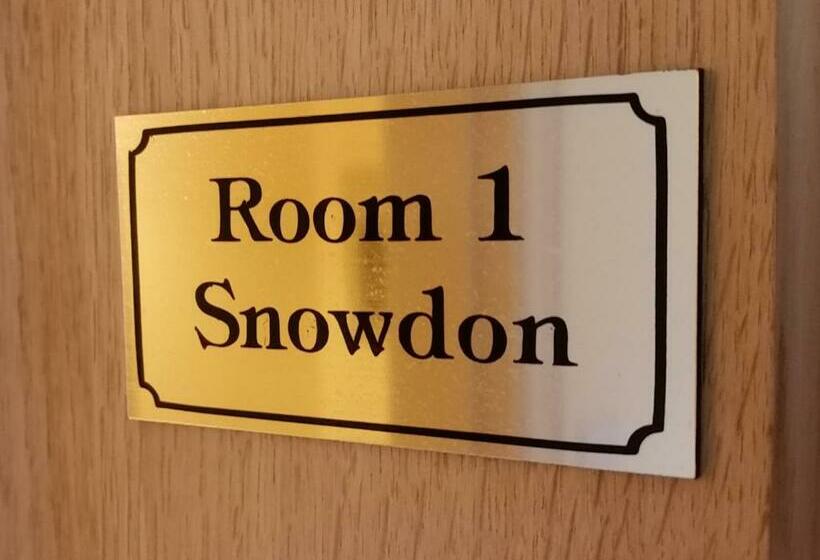 غرفة قياسية, The Coach House