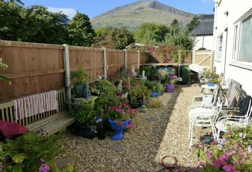 غرفة قياسية, The Coach House