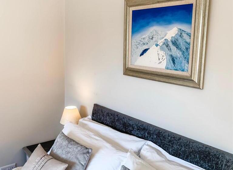 غرفة قياسية, The Coach House