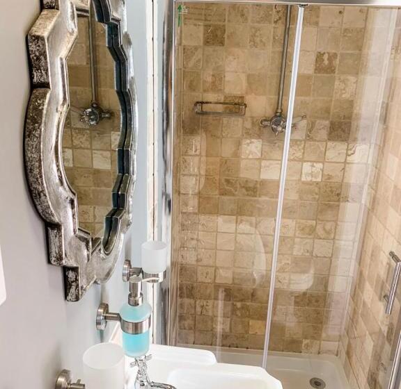 غرفة قياسية, The Coach House