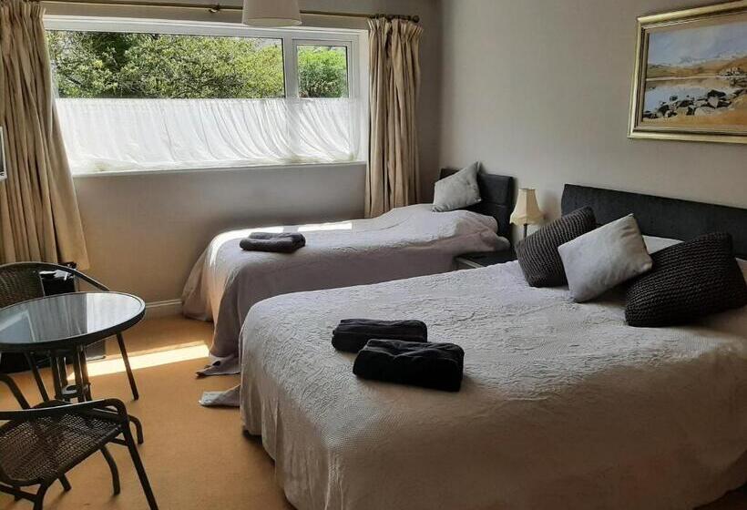 غرفة عائلية, The Coach House