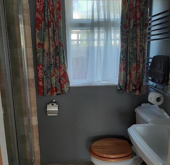 غرفة عائلية, The Coach House