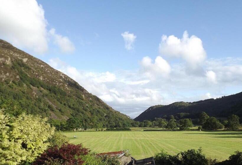 غرفة عائلية, The Coach House