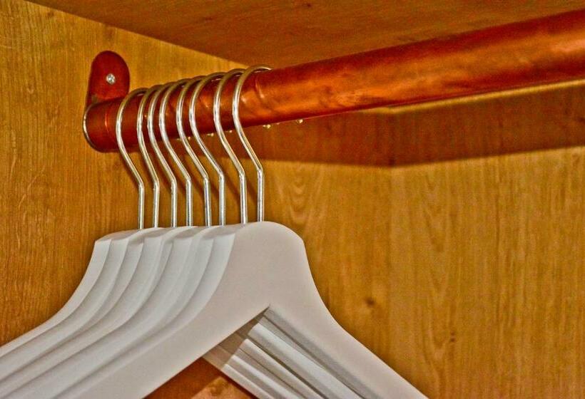 Quarto Estandar, The Ugly Duckling