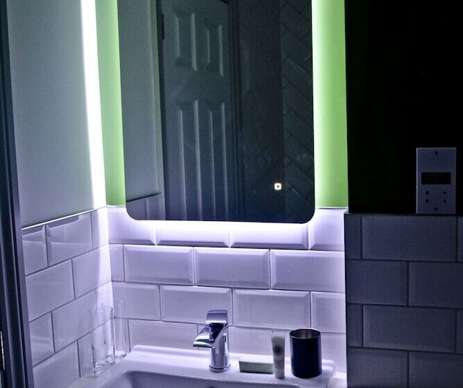 Quarto Estandar, The Ugly Duckling