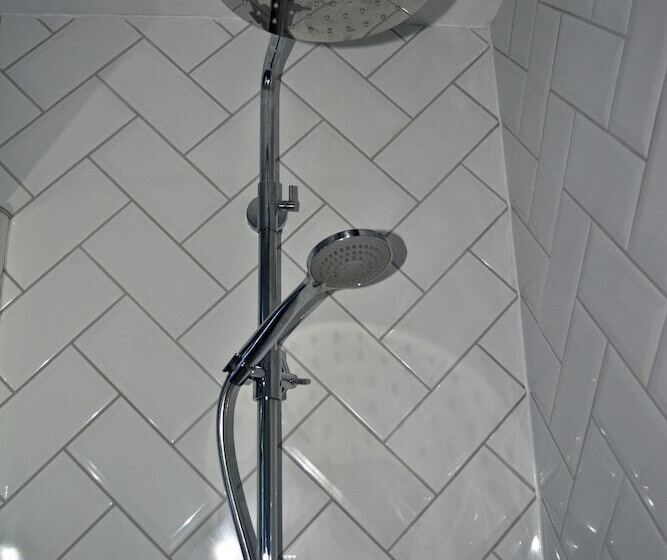 Quarto Estandar, The Ugly Duckling