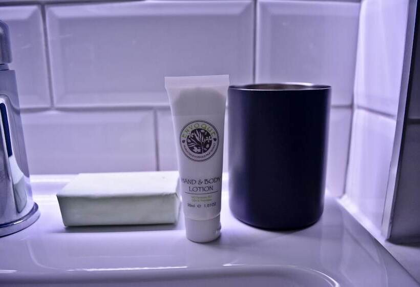 Quarto Estandar, The Ugly Duckling