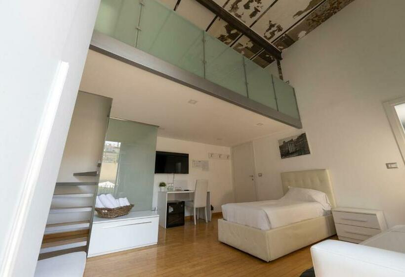 اتاق استاندارد سه نفره, Arch Rome Suites