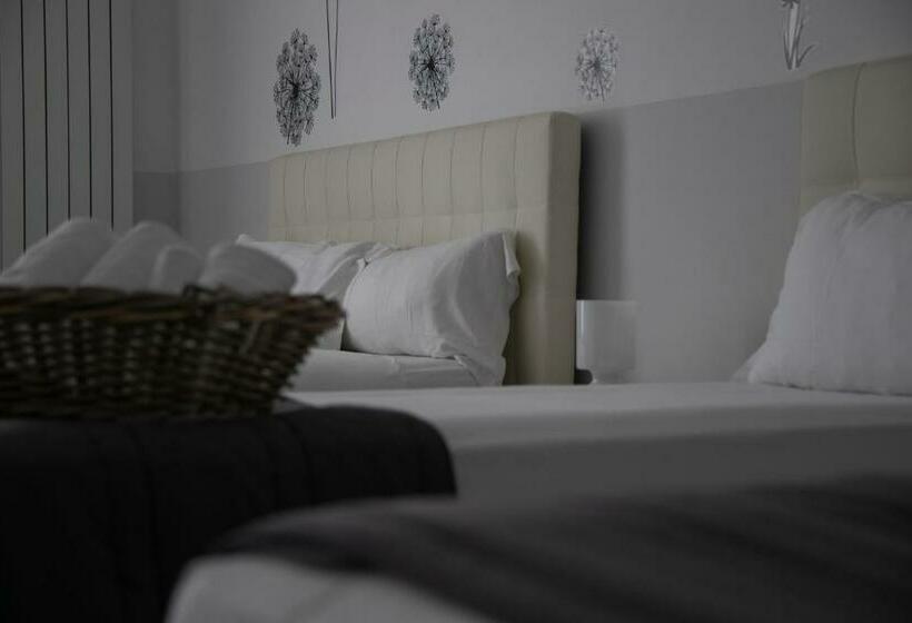 اتاق استاندارد سه نفره, Arch Rome Suites