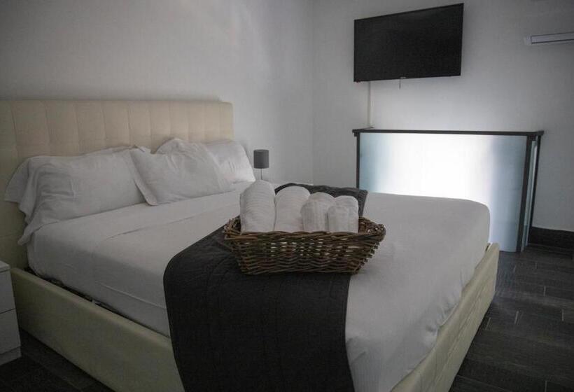 اتاق استاندارد چهار تخته, Arch Rome Suites