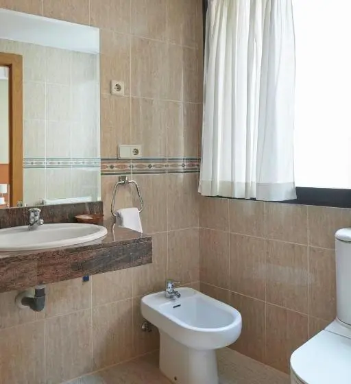 Standard Kolmen Hengen Huone, Iraipe Achuri Auto Check In