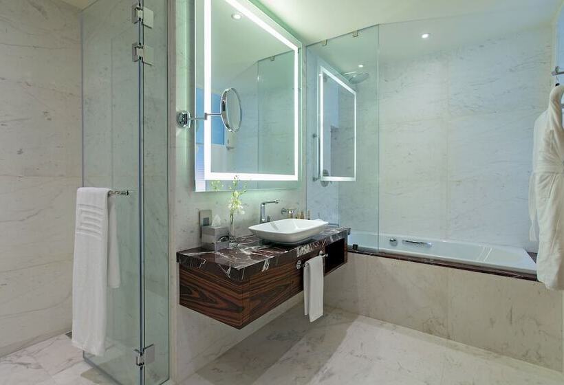 اتاق کلاب, Millennium Plaza Doha