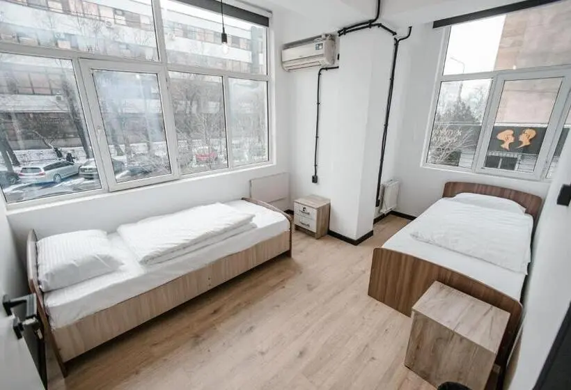 اتاق استاندارد با سرویس بهداشتی مشترک, 68 Hostel