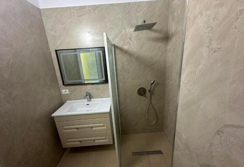 דירה בת חדר שינה 1 עם מרפסת, Algen Room S