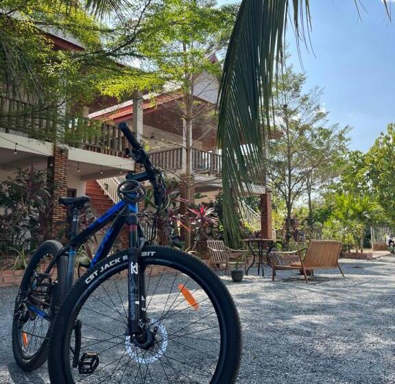 اتاق لوکس با بالکن, Villa Pich Boutique With Fast Wifi   Guesthouse & Free Gym Access