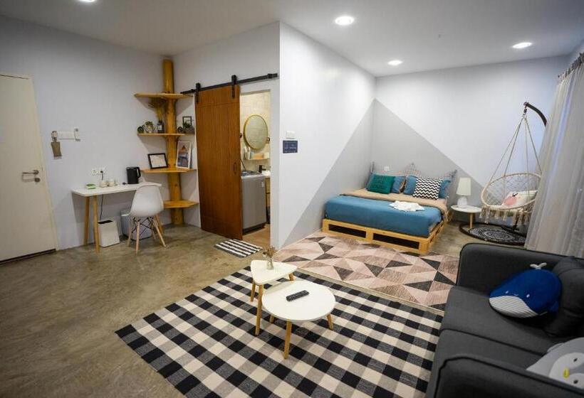 חדר משפחתי, Buddy Station