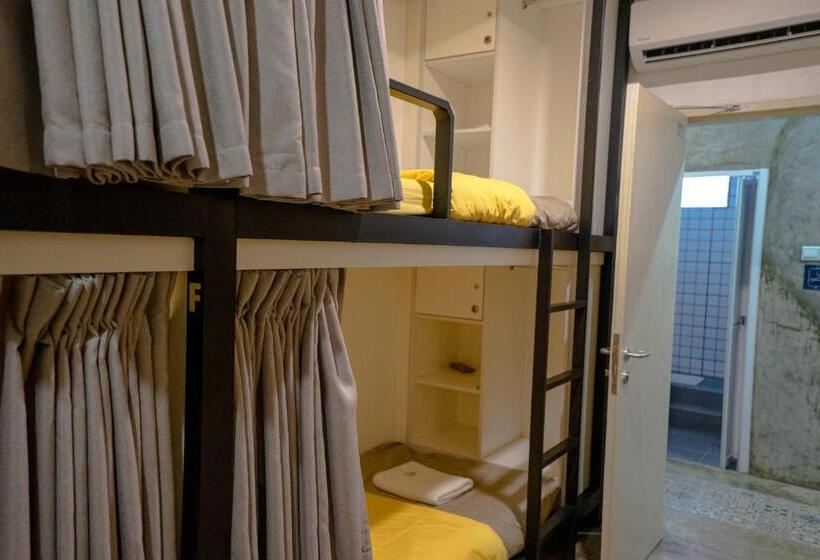 מיטה בחדר משותף, Buddy Station