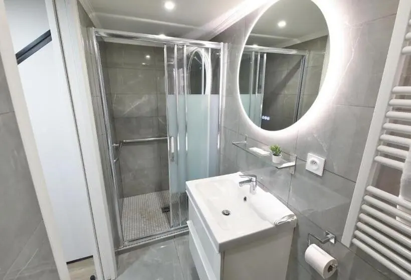 اتاق لوکس خانوادگی, New Modern Saint Germain Latin Quarter