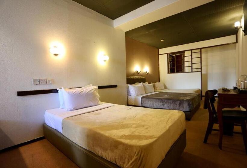 Quarto Triplo Estandar com Sacada, Fata Hotel By Project Borneo