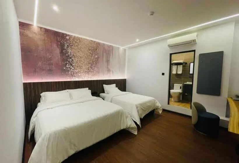 اتاق لوکس خانوادگی, Cyther Stay