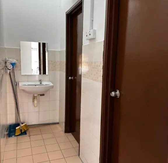 バス共有のスタンダードルーム, Jiaxin Dormitory Setia Indah 家馨青年旅宿