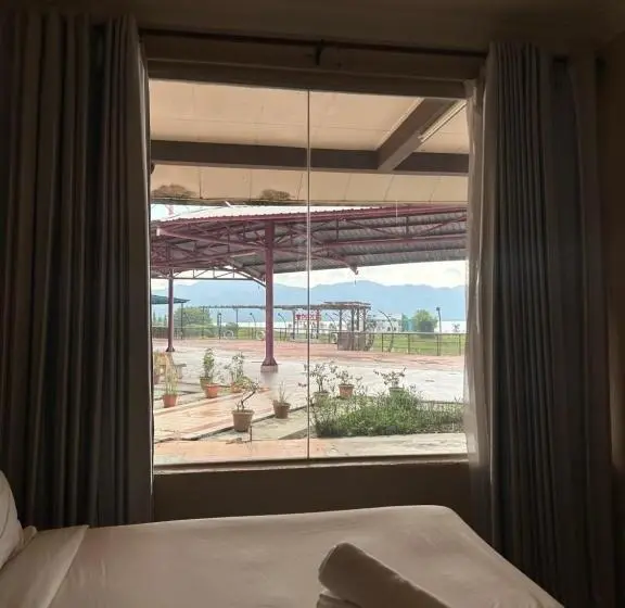 スタンダード４人部屋, Terinai Tasoh Lake View Resort