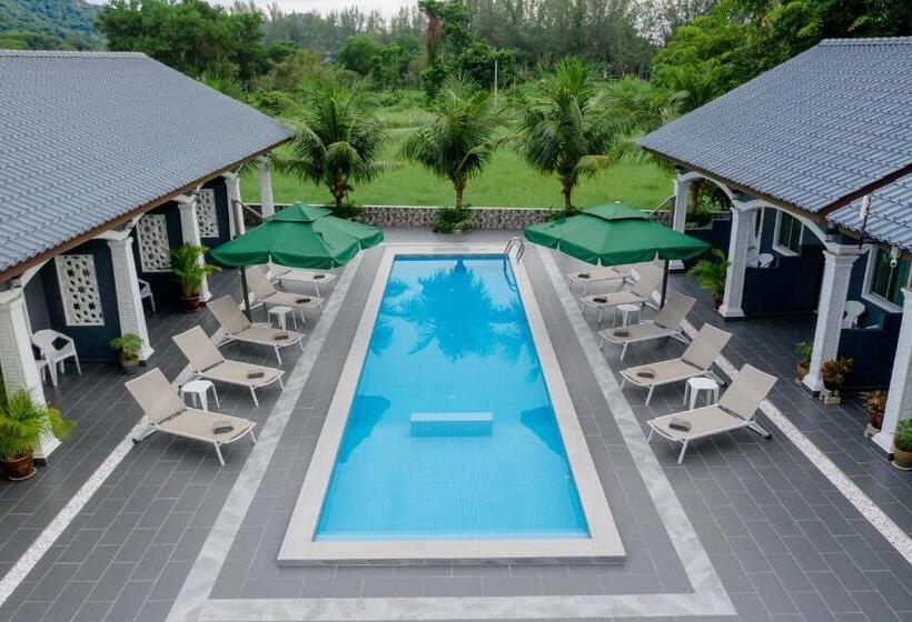 غرفة قياسية ثلاثية, Cenang Rooms With Pool By Virgo Star Resort