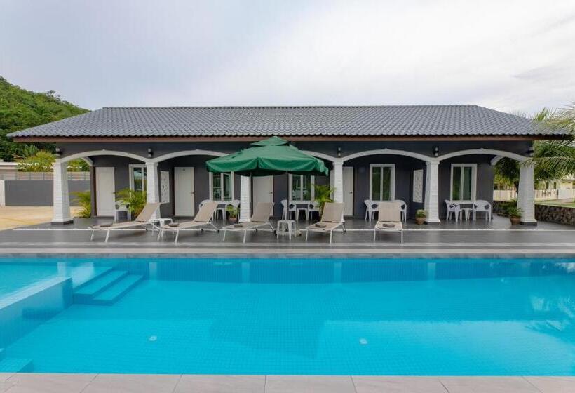 غرفة قياسية ثلاثية, Cenang Rooms With Pool By Virgo Star Resort