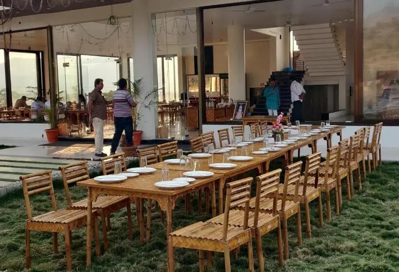 キングサイズベッドのデラックスルーム, Ajanta Green Restaurant And Resort