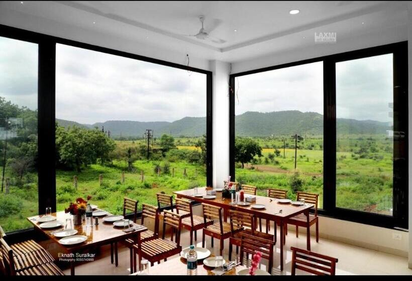 חדר דחוקס עם מיטת קינג, Ajanta Green Restaurant And Resort