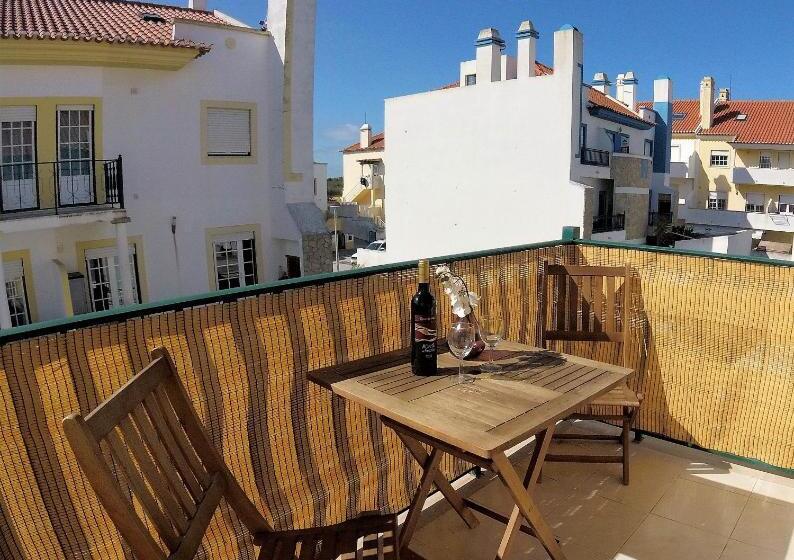 اتاق لوکس با بالکن, Peniche Surf Lodge 2