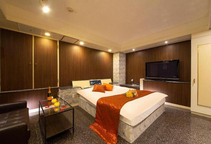 이코노미 룸, Gee