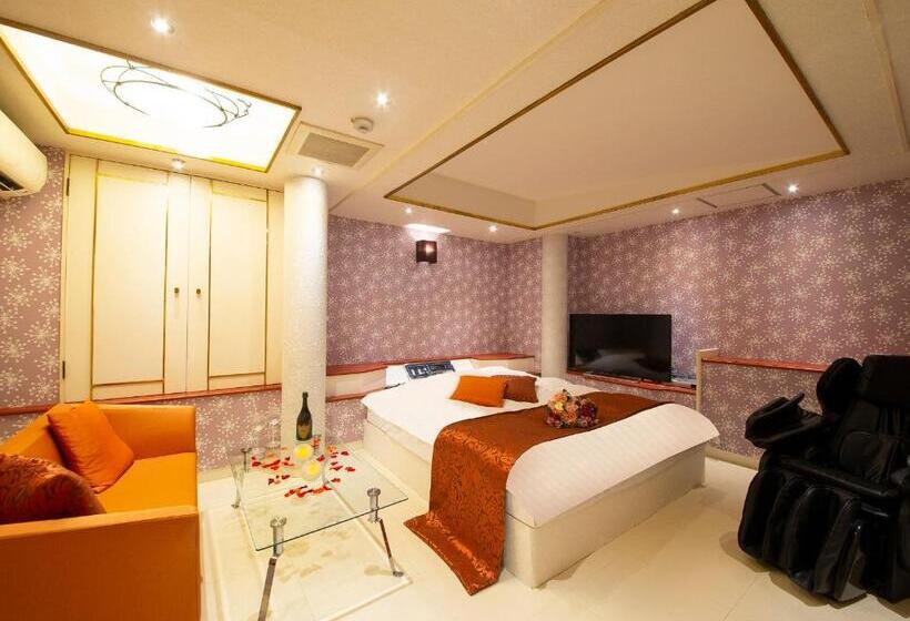 이코노미 룸, Gee