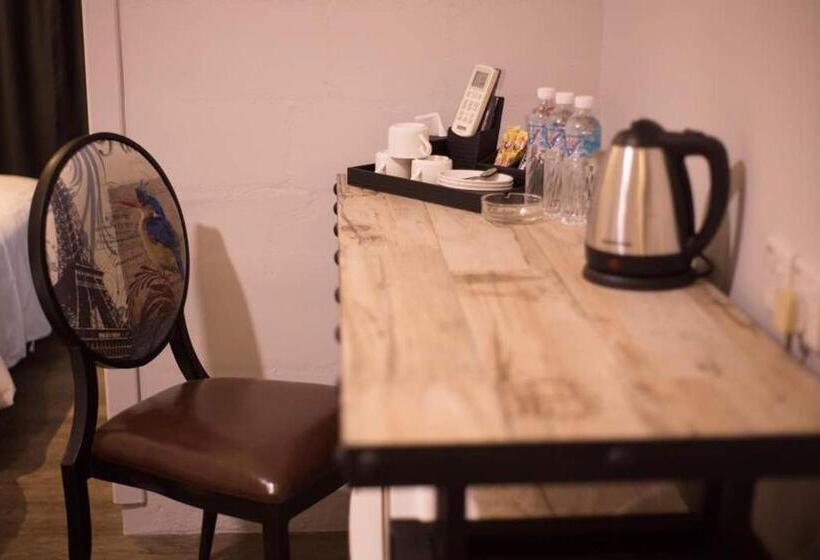 חדר סטנדרט לשלושה, Kristal