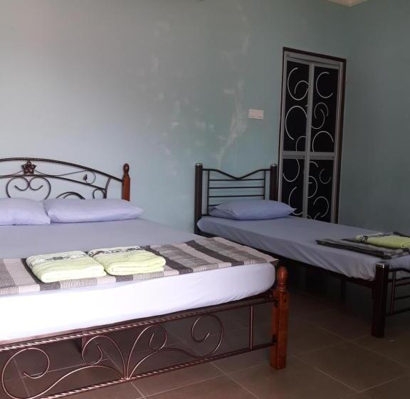 חדר אקונומי לשלושה, Canopy Inn