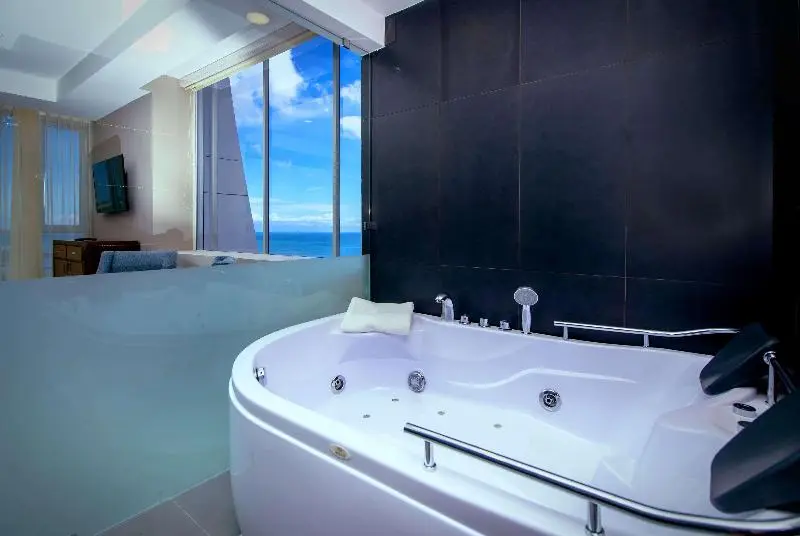 Deluxe Suite King Bed, Wyndham Manta Sail Plaza Hotel And Convention Center