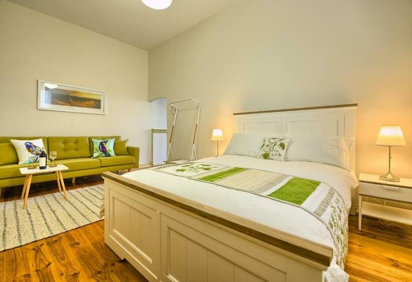 スイート, Spencer Suites Albany