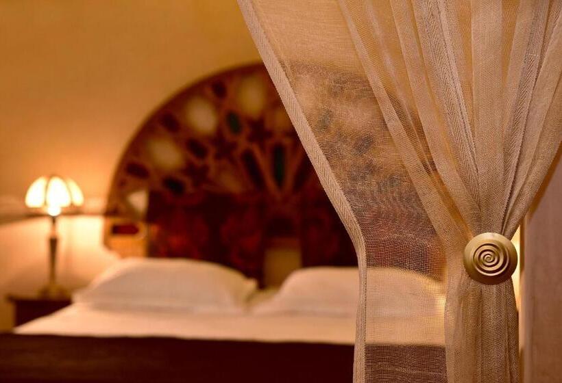 سوییت, Riad Manissa