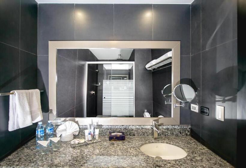 اتاق اجرایی با تخت بزرگ, Wyndham Manta Sail Plaza Hotel And Convention Center