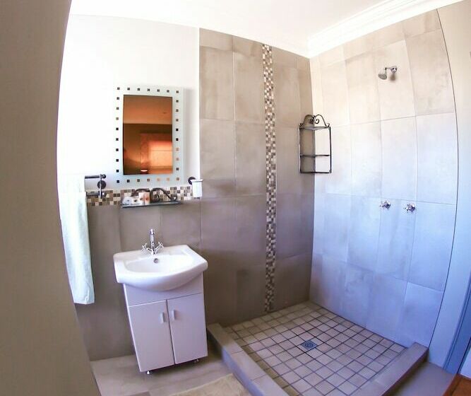 带大床的标准间, Alabaster Box Guesthouse