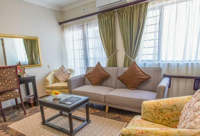 インサイドデラックスルーム, At Heritage House