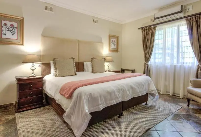 اتاق لوکس, At Heritage House