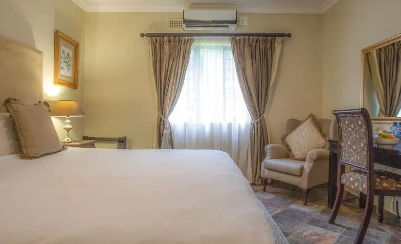 اتاق لوکس, At Heritage House